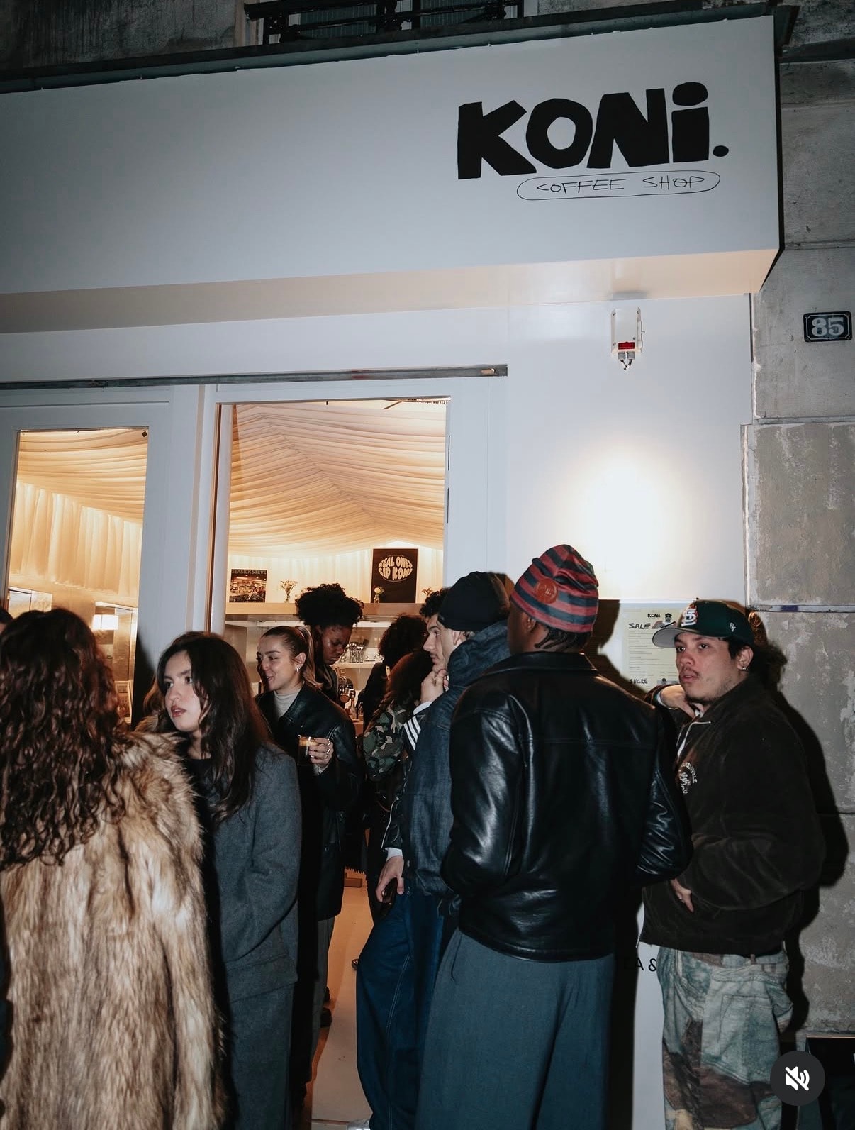 Coffee shop KONI, façade de nuit